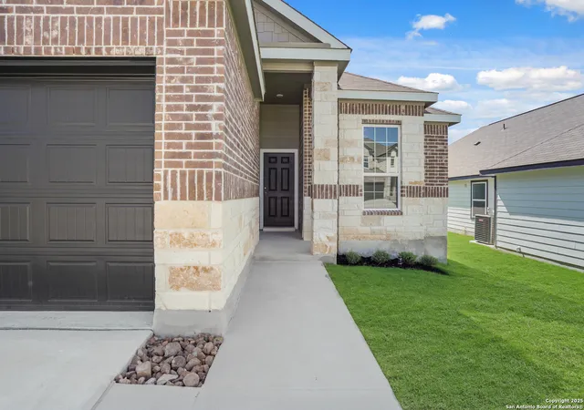 Photo 3 of Sale Pending at 140 Duck Trl, San Antonio, TX 78212 | MLS# 1917066 | Listing updated on 2026-04-28
