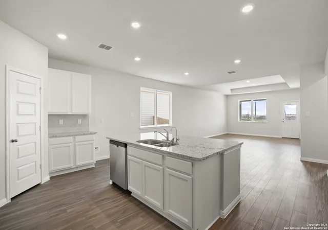 Photo 2 of Sale Pending at 140 Duck Trl, San Antonio, TX 78212 | MLS# 1917066 | Listing updated on 2026-04-28