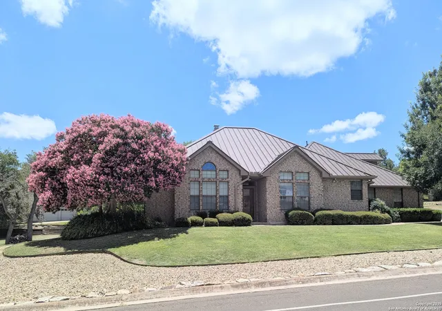 Photo 1 of Single family home for sale at 100 Braeburn Cir, Kerrville, TX 78028 | MLS# 1917319 | Listing updated on 2026-01-18