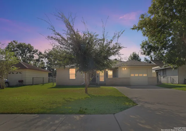 Photo 2 of Single family home for sale at 119 Bois D'arc, Lake Jackson, TX 77566 | MLS# 1917349 | Listing updated on 2026-04-21