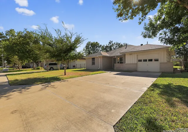 Photo 3 of Single family home for sale at 119 Bois D'arc, Lake Jackson, TX 77566 | MLS# 1917349 | Listing updated on 2026-04-21