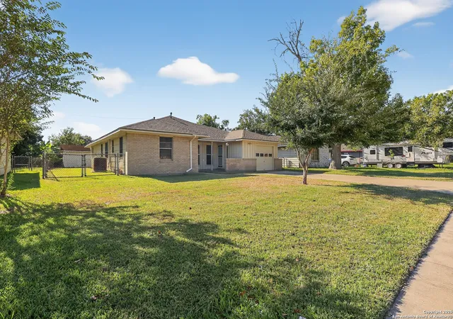 Photo 1 of Single family home for sale at 119 Bois D'arc, Lake Jackson, TX 77566 | MLS# 1917349 | Listing updated on 2026-04-21
