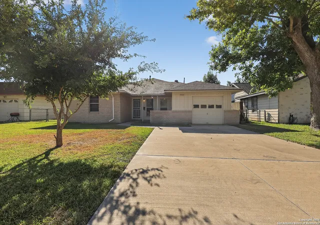 Photo 3 of Single family home for sale at 119 Bois D'arc, Lake Jackson, TX 77566 | MLS# 1917349 | Listing updated on 2026-04-21