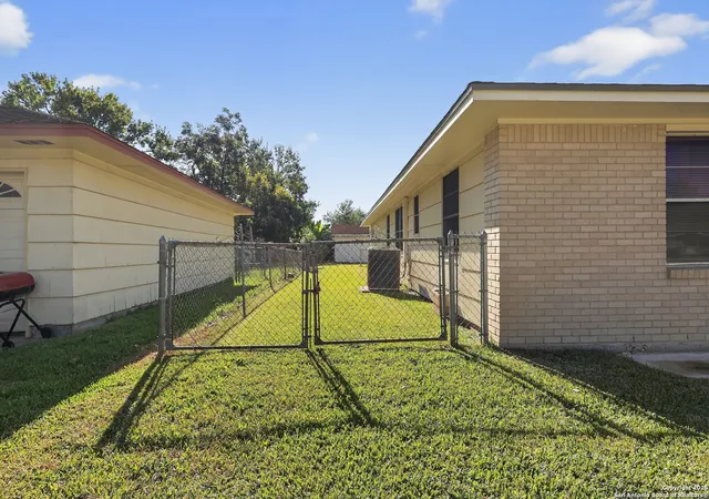 Photo 4 of Single family home for sale at 119 Bois D'arc, Lake Jackson, TX 77566 | MLS# 1917349 | Listing updated on 2026-04-21