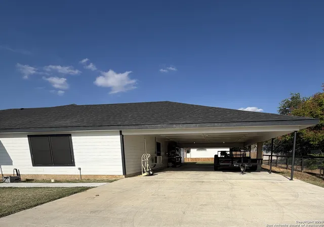 Photo 3 of Single family home for sale at 1116 S 2nd, Floresville, TX 78114 | MLS# 1917517 | Listing updated on 2025-11-02