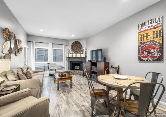 Listing Photo 3 - Condo for sale in building located at 371 W Lincoln St, New Braunfels, TX 78130 - Unit #B114