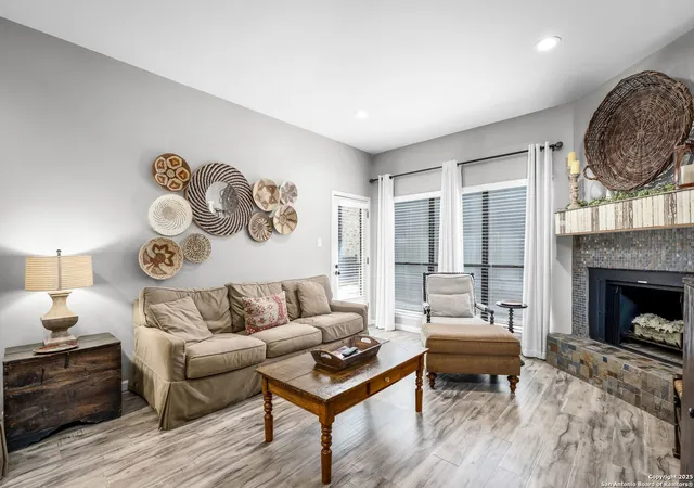 Listing Photo 4 - Condo for sale in building located at 371 W Lincoln St, New Braunfels, TX 78130 - Unit #B114