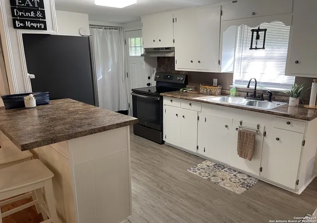 Photo 2 of Single family home for sale at 113 Creekview, Canyon Lake, TX 78133 | MLS# 1917561 | Listing updated on 2025-11-03