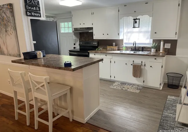 Photo 4 of Single family home for sale at 113 Creekview, Canyon Lake, TX 78133 | MLS# 1917561 | Listing updated on 2025-11-03