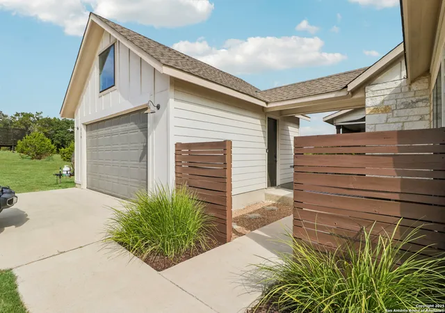 Photo 2 of Single family home for sale at 120 Golden Eagle, Canyon Lake, TX 78133 | MLS# 1917697 | Listing updated on 2026-01-07