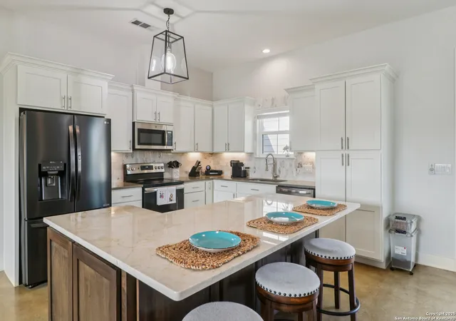Photo 3 of Single family home for sale at 120 Golden Eagle, Canyon Lake, TX 78133 | MLS# 1917697 | Listing updated on 2026-01-07