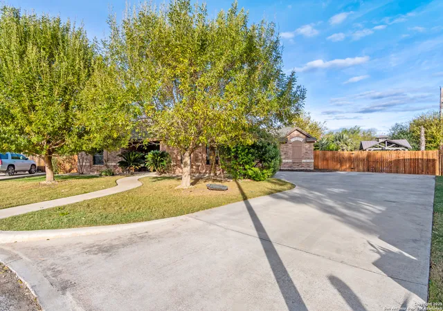 3rd image of 7 Briar Court, Uvalde, TX 78801 | MLS# 1917758