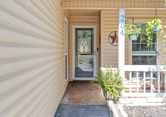 Photo 2 of Single family home for sale at 204 Lake Park Loop, Canyon Lake, TX 78133 | MLS# 1917872 | Listing updated on 2025-12-14