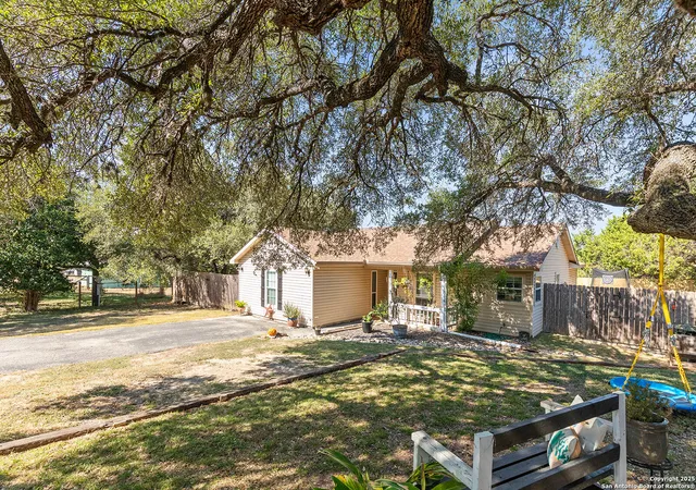 Photo 1 of Single family home for sale at 204 Lake Park Loop, Canyon Lake, TX 78133 | MLS# 1917872 | Listing updated on 2025-12-14