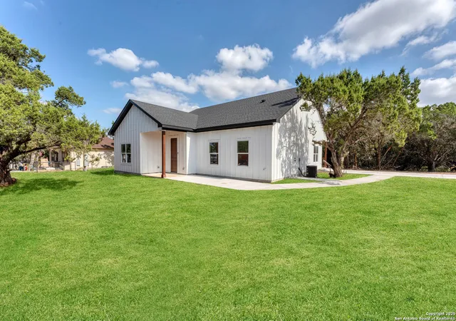 Photo 1 of Single family home for sale at 664 Rolling Hills, Canyon Lake, TX 78133 | MLS# 1917897 | Listing updated on 2026-02-10