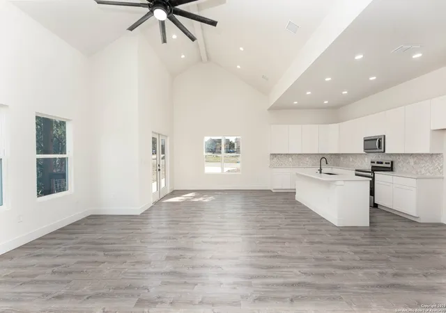 Photo 2 of Single family home for sale at 664 Rolling Hills, Canyon Lake, TX 78133 | MLS# 1917897 | Listing updated on 2026-02-10