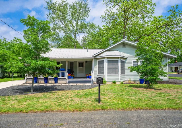 Photo 2 of Single family home for sale at 808 N Crockett St, Fredericksburg, TX 78624 | MLS# 1918114 | Listing updated on 2026-01-23