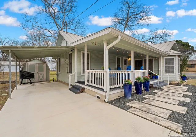 Photo 3 of Single family home for sale at 808 N Crockett St, Fredericksburg, TX 78624 | MLS# 1918114 | Listing updated on 2026-01-23