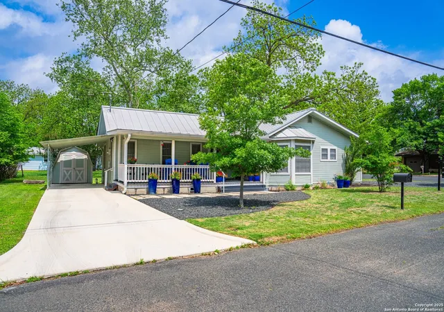 Photo 1 of Single family home for sale at 808 N Crockett St, Fredericksburg, TX 78624 | MLS# 1918114 | Listing updated on 2026-01-23