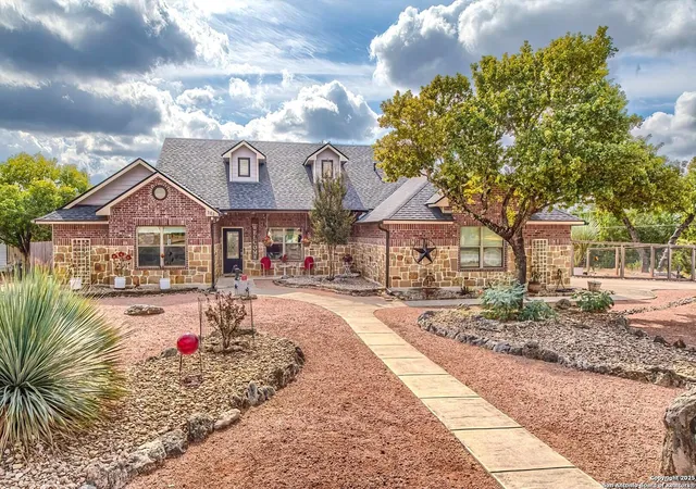 Photo 3 of Sale Pending at 639 Settlers Ln, Bandera, TX 78003 | MLS# 1918303 | Listing updated on 2025-12-02