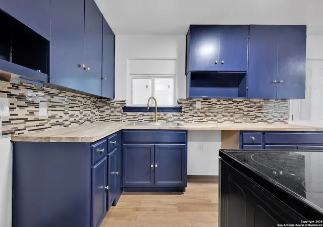 Photo 3 of Sale Pending at 162 Birchwood Dr, San Antonio, TX 78213 | MLS# 1918313 | Listing updated on 2026-08-30