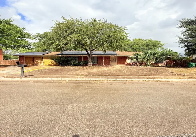 Photo 1 of Sale Pending at 5515 Castle Knight, San Antonio, TX 78218 | MLS# 1918344 | Listing updated on 2025-11-04