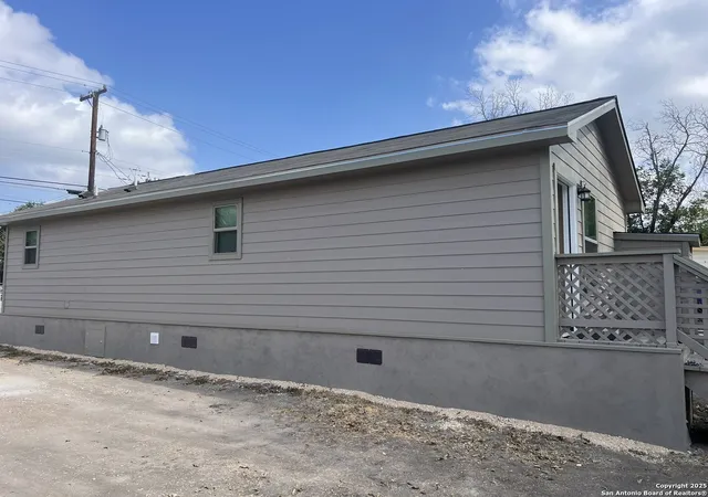 Photo 3 of Single family home for sale at 1326 W Hutchins Pl, San Antonio, TX 78221 | MLS# 1918704 | Listing updated on 2025-10-28