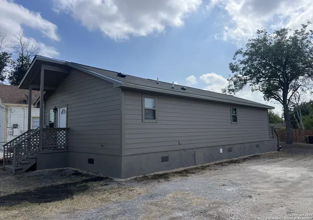 Photo 3 of Single family home for sale at 1326 W Hutchins Pl, San Antonio, TX 78221 | MLS# 1918704 | Listing updated on 2025-10-28