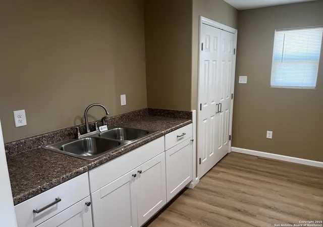 Photo 4 of Single family home for sale at 1326 W Hutchins Pl, San Antonio, TX 78221 | MLS# 1918704 | Listing updated on 2025-10-28