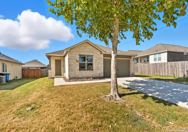 Photo 2 of Sale Pending at 2490 Lonesome Crk, New Braunfels, TX 78130 | MLS# 1918861 | Listing updated on 2025-12-27
