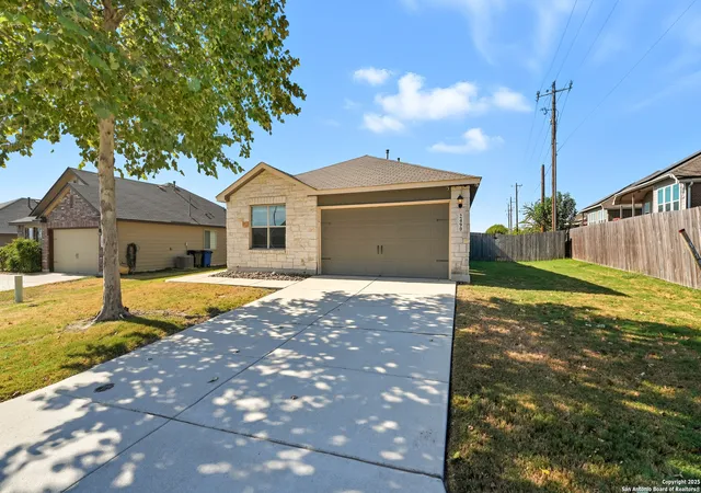 Photo 3 of Sale Pending at 2490 Lonesome Crk, New Braunfels, TX 78130 | MLS# 1918861 | Listing updated on 2025-12-27