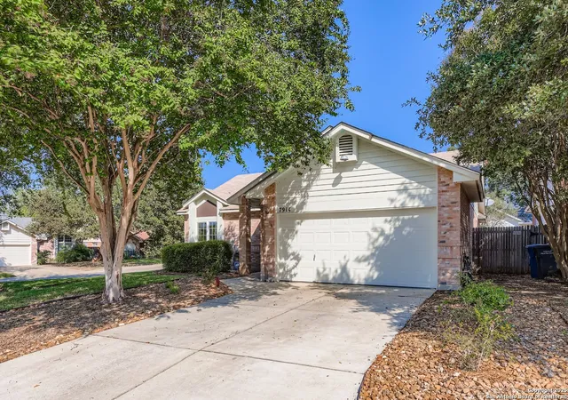 Photo 2 of Sale Pending at 7914 Pine Manor, San Antonio, TX 78240 | MLS# 1918980 | Listing updated on 2025-12-28