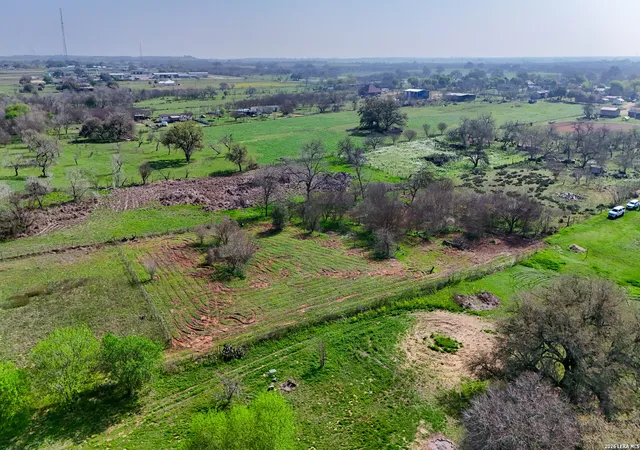 Homes for sale in Floresville, TX | 116 Tecolote Ln, Floresville, TX 78114 | MLS# 1919255