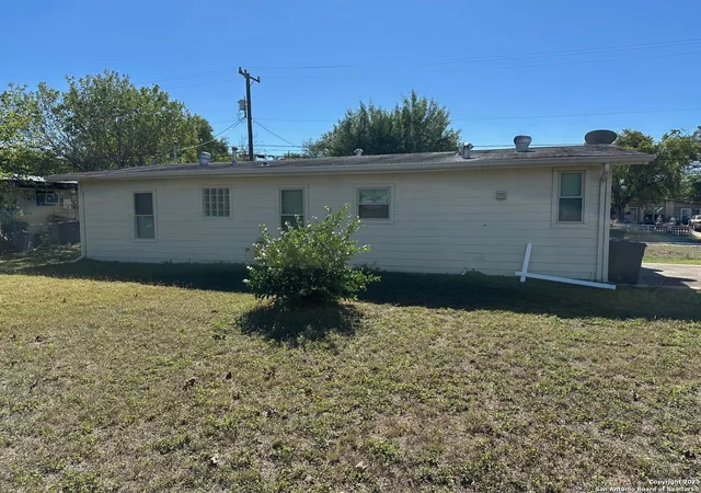 Photo 2 of Sale Pending at 103 Starlight Ter, San Antonio, TX 78233 | MLS# 1919577 | Listing updated on 2025-11-24