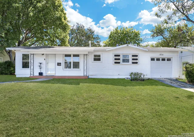 Photo 1 of Single family home for sale at 542 Williamsburg Pl, San Antonio, TX 78201 | MLS# 1919583 | Listing updated on 2025-11-18