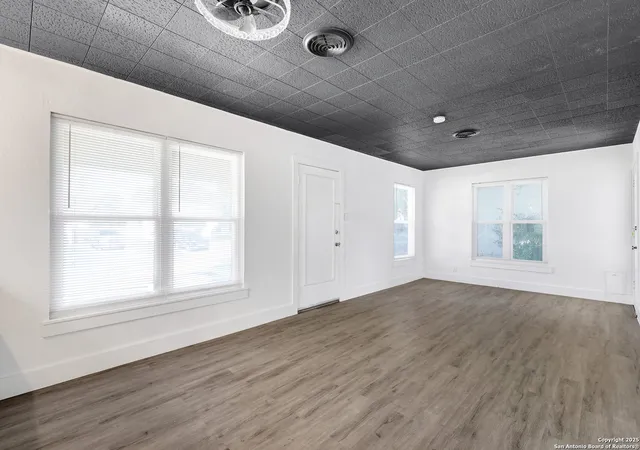 Photo 2 of Single family home for sale at 542 Williamsburg Pl, San Antonio, TX 78201 | MLS# 1919583 | Listing updated on 2025-11-18