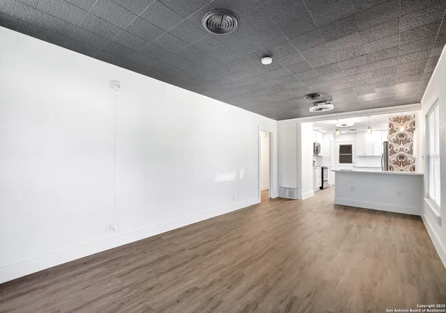 Photo 3 of Single family home for sale at 542 Williamsburg Pl, San Antonio, TX 78201 | MLS# 1919583 | Listing updated on 2025-11-18