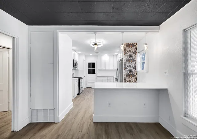Photo 3 of Single family home for sale at 542 Williamsburg Pl, San Antonio, TX 78201 | MLS# 1919583 | Listing updated on 2025-11-18