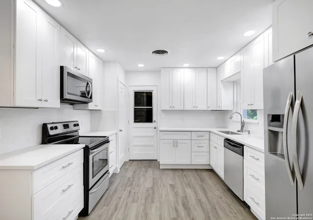 Photo 4 of Single family home for sale at 542 Williamsburg Pl, San Antonio, TX 78201 | MLS# 1919583 | Listing updated on 2025-11-18