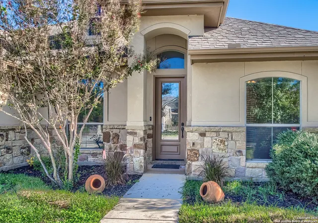 Photo 3 of Single family home for sale at 104 N Elise Dr, La Vernia, TX 78121 | MLS# 1919680 | Listing updated on 2025-11-11