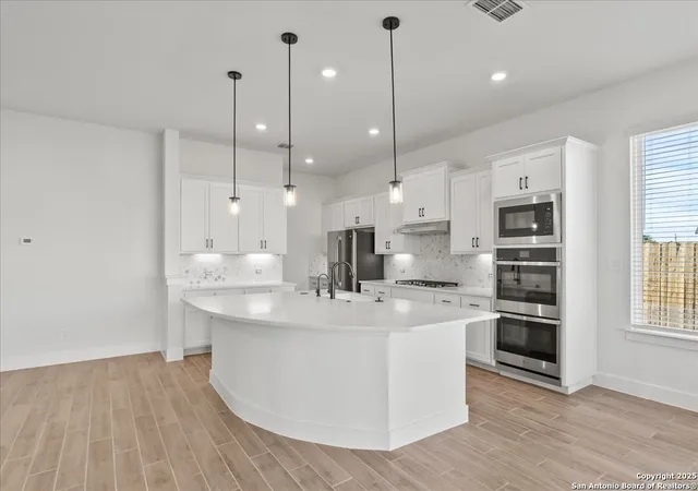 Photo 4 of Sale Pending at 3731 Moru Oak Dr, Seguin, TX 78155 | MLS# 1919717 | Listing updated on 2025-11-24