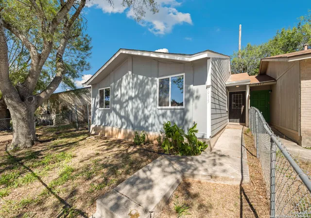 Photo 1 of Sale Pending at 6915 Oldham, San Antonio, TX 78239 | MLS# 1919792 | Listing updated on 2026-01-07