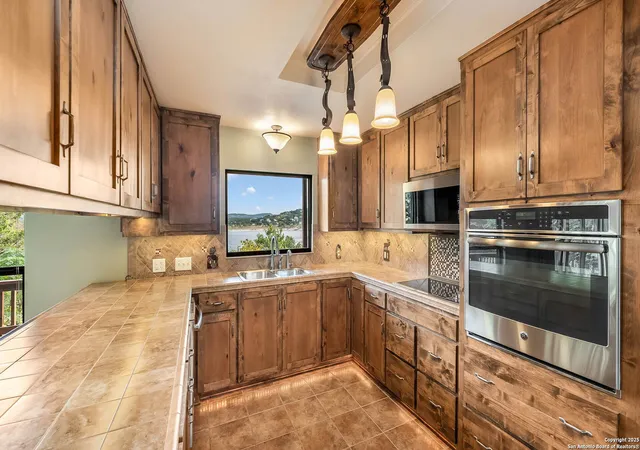 Photo 4 of Sale Pending at 642 Lakebreeze, Canyon Lake, TX 78133 | MLS# 1919869 | Listing updated on 2026-03-26