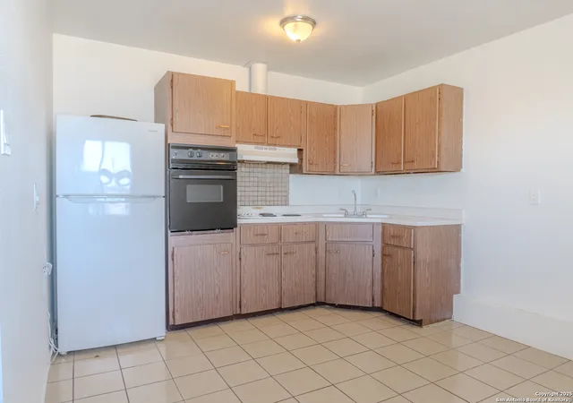 Listing Photo 5 - Condo for sale in building located at 802 Durr, San Antonio, TX 78214