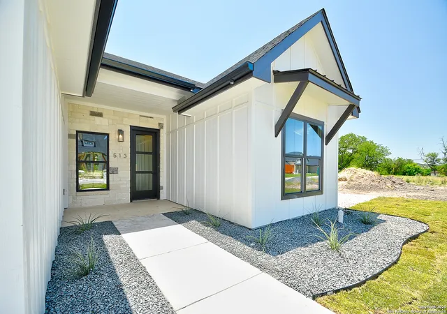 Photo 3 of Single family home for sale at 513 Conner Ct, Kerrville, TX 78028 | MLS# 1920157 | Listing updated on 2025-11-14