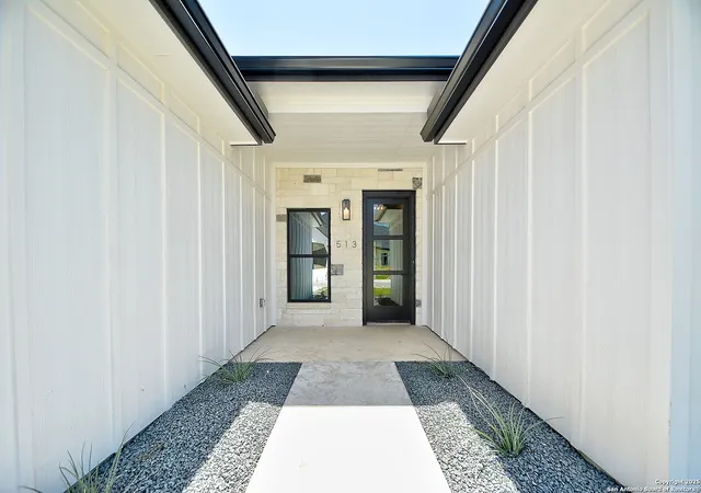 Photo 3 of Single family home for sale at 513 Conner Ct, Kerrville, TX 78028 | MLS# 1920157 | Listing updated on 2025-11-14