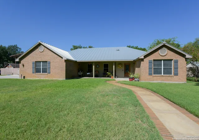 Photo 2 of Single family home for sale at 1333 Continental Dr S, Pleasanton, TX 78064 | MLS# 1920211 | Listing updated on 2025-12-20