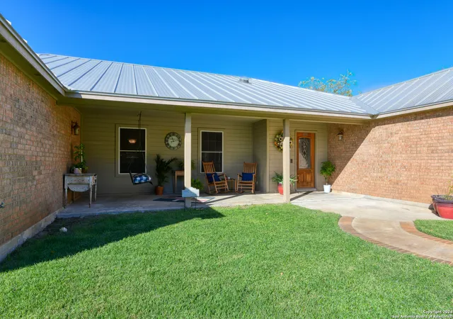 Photo 3 of Single family home for sale at 1333 Continental Dr S, Pleasanton, TX 78064 | MLS# 1920211 | Listing updated on 2025-12-20