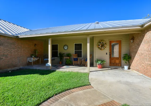 Photo 3 of Single family home for sale at 1333 Continental Dr S, Pleasanton, TX 78064 | MLS# 1920211 | Listing updated on 2025-12-20