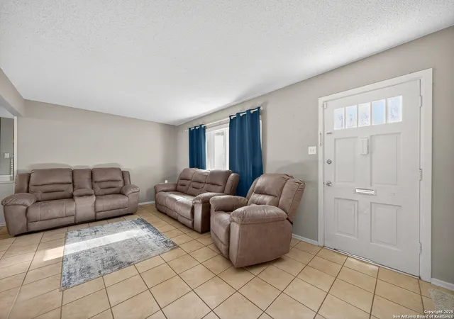 Listing Photo 4 - Condo for sale in building located at 129 E Silver Sands, San Antonio, TX 78216 - Unit #129
